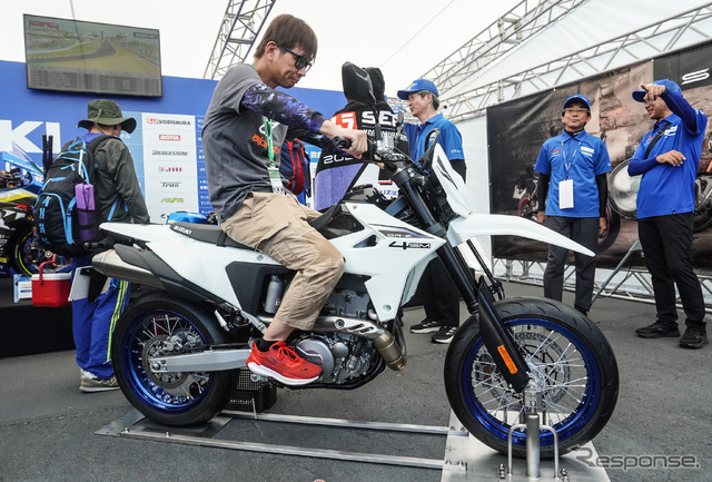 スズキ DR-Z4SMと青木タカオ氏(鈴鹿8耐2025)