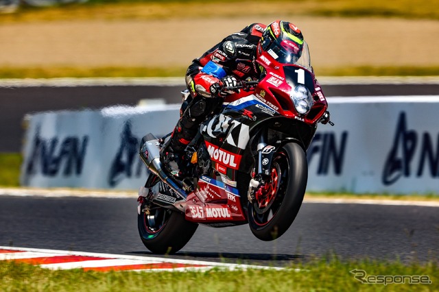 3位は♯1 YOSHIMURA SERT MOTUL 序盤の転倒や激しい3位争いを乗り越え見事に表彰台を獲得