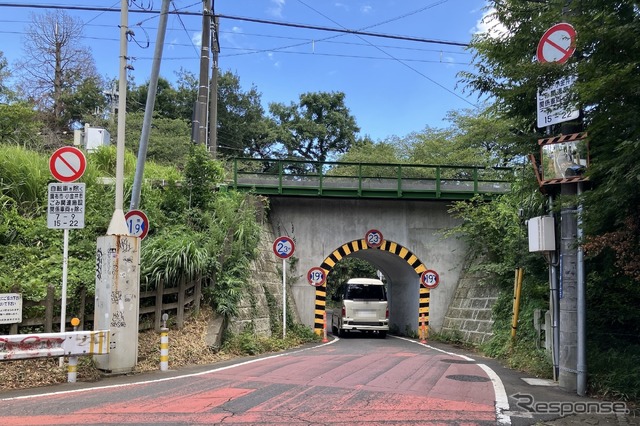 小金井市東町の西武線ガード（5丁目側）。手前左手が二枚橋の坂
