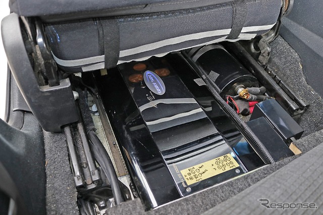 運転席／助手席のシート下にもARCオーディオのパワーアンプである420SE-Tradがインストールされている。