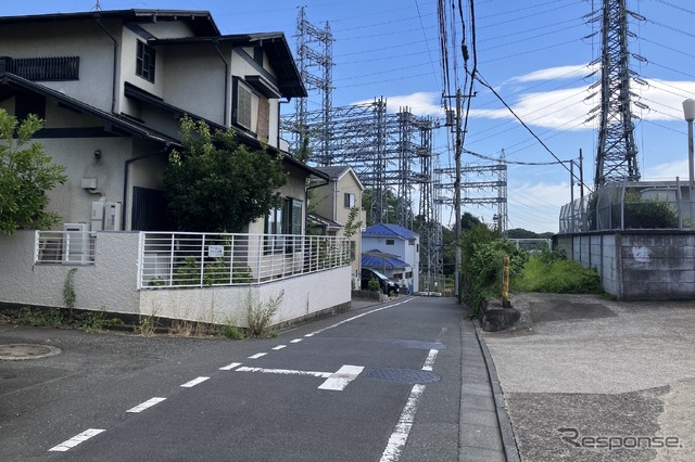 小金井市道573号線、二枚橋の坂（上から）