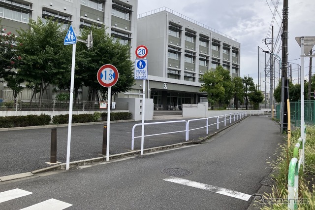 狭い道! 都道423号:背後は世田谷区立世田谷中学校