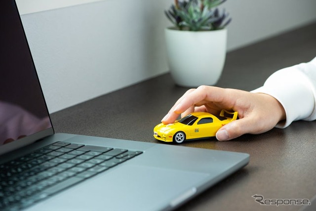 『頭文字D』に登場する高橋啓介の愛車、マツダRX-7（FD3S型）をモチーフにした無線マウス