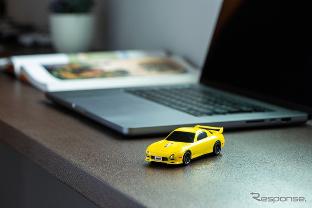 『頭文字D』に登場する高橋啓介の愛車、マツダRX-7(FD3S型)をモチーフにした無線マウス