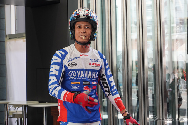 ヤマハの電動トライアルバイクによる黒山健一選手のデモンストレーション