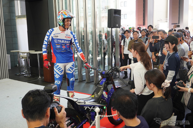 ヤマハの電動トライアルバイクによる黒山健一選手のデモンストレーション