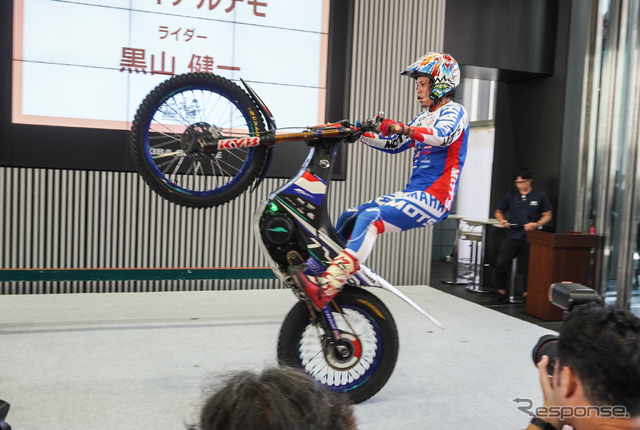 ヤマハの電動トライアルバイクによる黒山健一選手のデモンストレーション