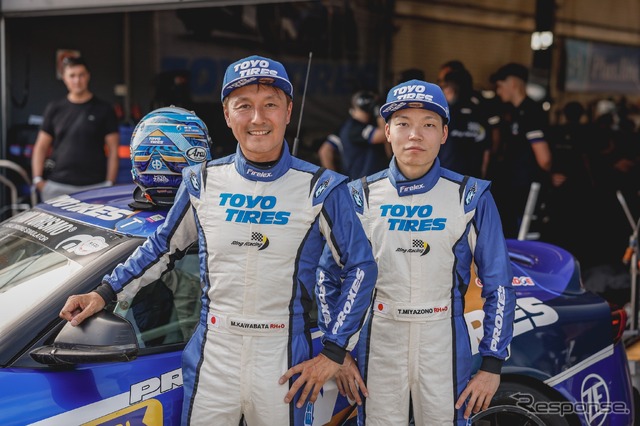 VT2-RWDクラスに参戦した520号車の川畑真人選手（左）と宮園拓真選手（右）