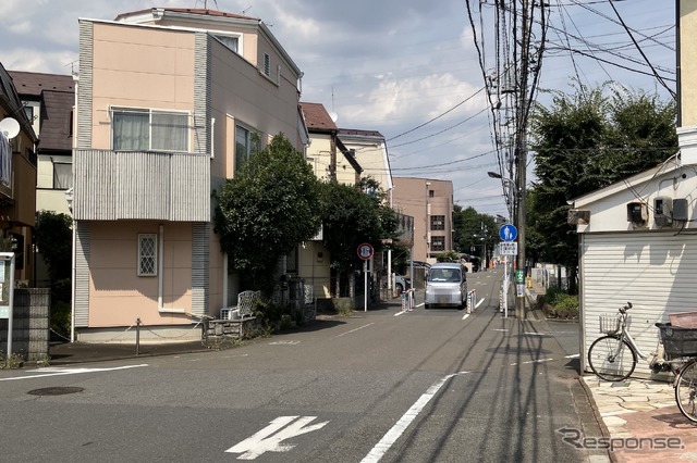 狭い道、制限1.7m！　荒玉水道道路：世田谷区喜多見5丁目。奥が高円寺方面