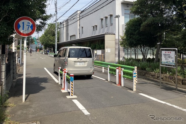 狭い道、制限1.7m！　荒玉水道道路：世田谷区喜多見5丁目。奥が高円寺方面