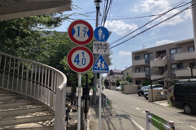 狭い道、制限1.7m！　荒玉水道道路：世田谷区喜多見5丁目。奥が砧浄水場方面