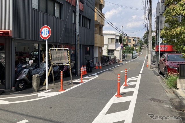 狭い道、制限1.7m！　荒玉水道道路：世田谷区成城1丁目、画面奥が大蔵水道橋、さらに高円寺方面