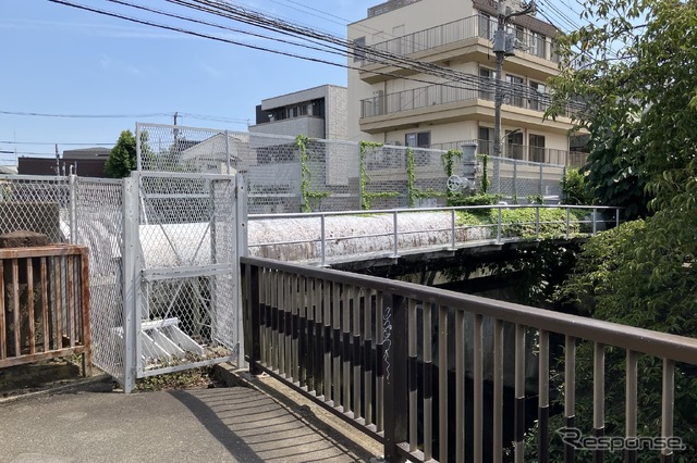 狭い道、制限1.7m！　荒玉水道道路：大蔵水道橋、世田谷区成城1丁目（奥）～砧7丁目（手前）。左手が高円寺方面、右手が砧浄水場方面