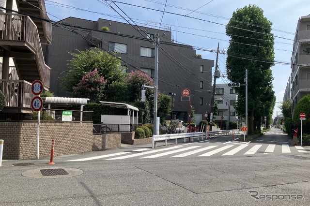 狭い道、制限1.8m！　荒玉水道道路：山野小学校横交差点、世田谷区砧4丁目（向かって左）～6丁目（向かって右）。奥が砧浄水場方面