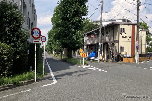 狭い道、制限1.8m！　荒玉水道道路：世田谷区千歳台1丁目。奥が高円寺方面