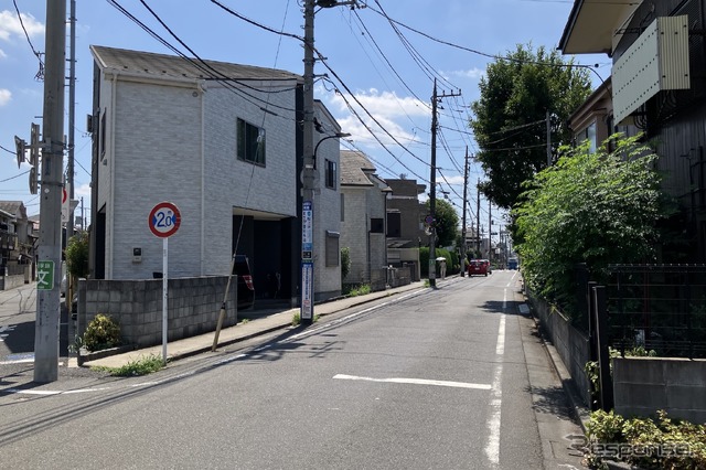 狭い道、制限2.0m！　荒玉水道道路：杉並区永福2丁目（向かって左）～3丁目（向かって右）。奥が砧浄水場方面