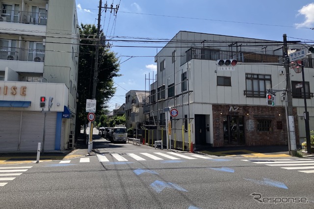 狭い道、制限2.0m！　荒玉水道道路：荒玉水道交差点、杉並区永福2丁目（向かって左）～3丁目（向かって右）。奥が砧浄水場方面