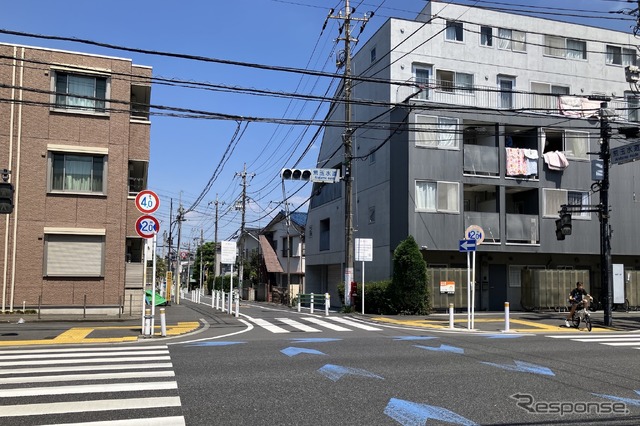 狭い道、制限2.0m！　荒玉水道道路：荒玉水道交差点、杉並区永福4丁目。奥が高円寺方面