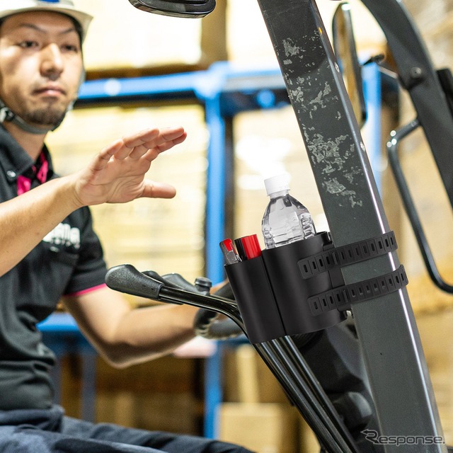 サンワサプライの特殊車両や棚の柱に巻き付けて固定できるドリンクホルダー「PDA-STN80BK」