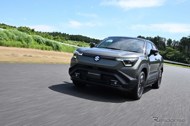 「eビターラ」4WD。。0-100km/hの加速は7.4秒と発表された。2WDの49kWhバッテリーモデルでも9.6秒と十分な加速力