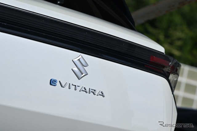 リアエンドには「eVITARA」のロゴマークが貼られ、「e」のみ環境を意識したブルー色となっていた