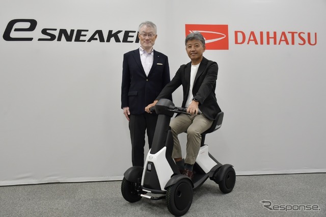 ダイハツ工業の井上雅代表取締役社長(車上)と製品企画部プロジェクト責任者、鐘堂信吾氏