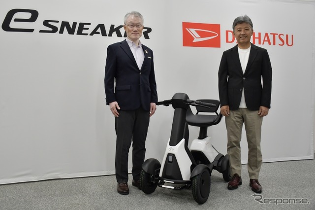 ダイハツ工業の井上雅代表取締役社長(向かって右)と製品企画部プロジェクト責任者、鐘堂信吾氏