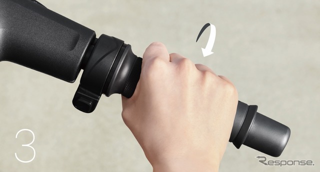 ダイハツ e-SNEAKER:3ステップでお出かけ。(3)ブレーキレバーを離し、アクセルグリップを回して前進する
