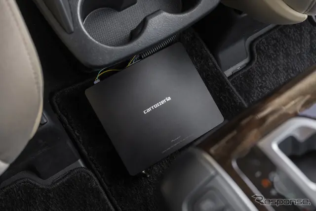 今回テスト機として使用したcarrozzeria DEQ-2000Aは高品位な定格出力40 W x 4chのデジタルパワーアンプを搭載