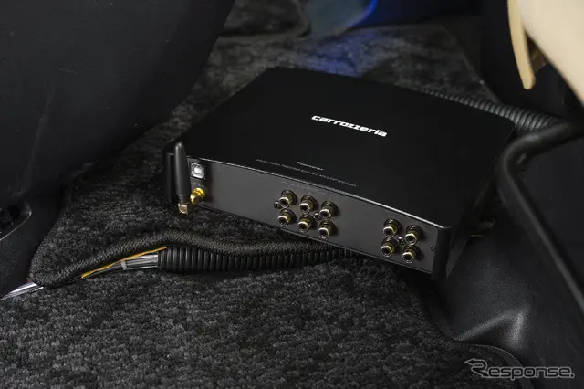 入力（4 ch） / RCA （4 ch） / Bluetooth オーディオ、出力はスピーカー出力（4 ch）、プリアウトRCA出力（6 ch）を搭載