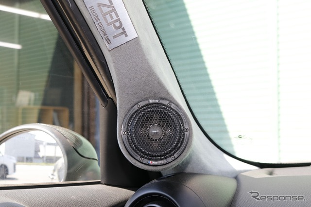 フロントスピーカーの主役となったのはAピラーを加工して取り付けたブラムの8cmフルレンジスピーカー(FRS 3N50)。