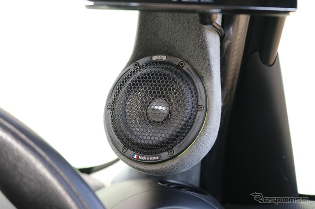 Aピラーの8cmスピーカーはトゥイーターとミッドレンジの帯域をカバーすることで高い位置での中高域再生を可能にしている。