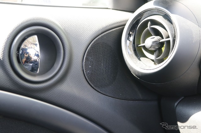 ドア上部には純正のスピーカー取り付け位置がある。ここに取り付けられているのがブラムの13cmスピーカー(S100N24 BMW)。
