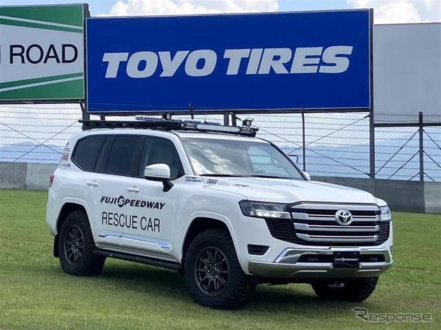 トーヨータイヤ「OPEN COUNTRY R/T TRAIL」を装着する富士スピードウェイのレスキューカー『ランドクルーザー300』
