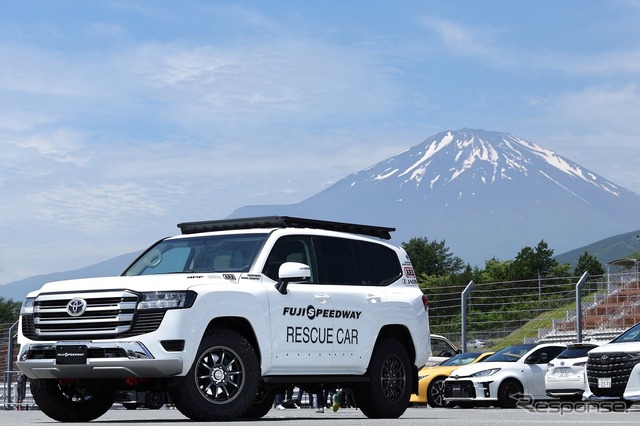 トーヨータイヤ「OPEN COUNTRY R/T TRAIL」を装着する富士スピードウェイのレスキューカー『ランドクルーザー300』