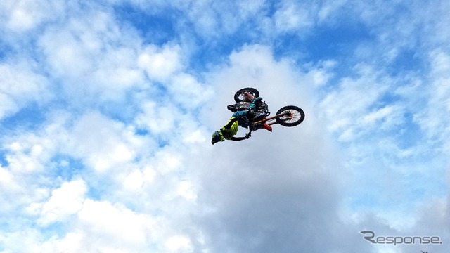 FMX(フリースタイルモトクロス)バイクパフォーマンス