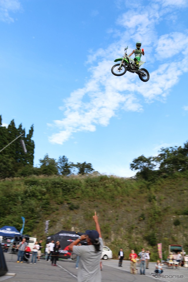 FMX(フリースタイルモトクロス)バイクパフォーマンス