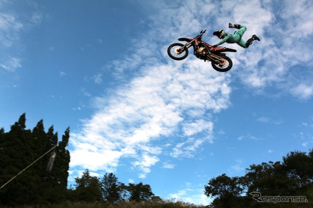 FMX(フリースタイルモトクロス)バイクパフォーマンス