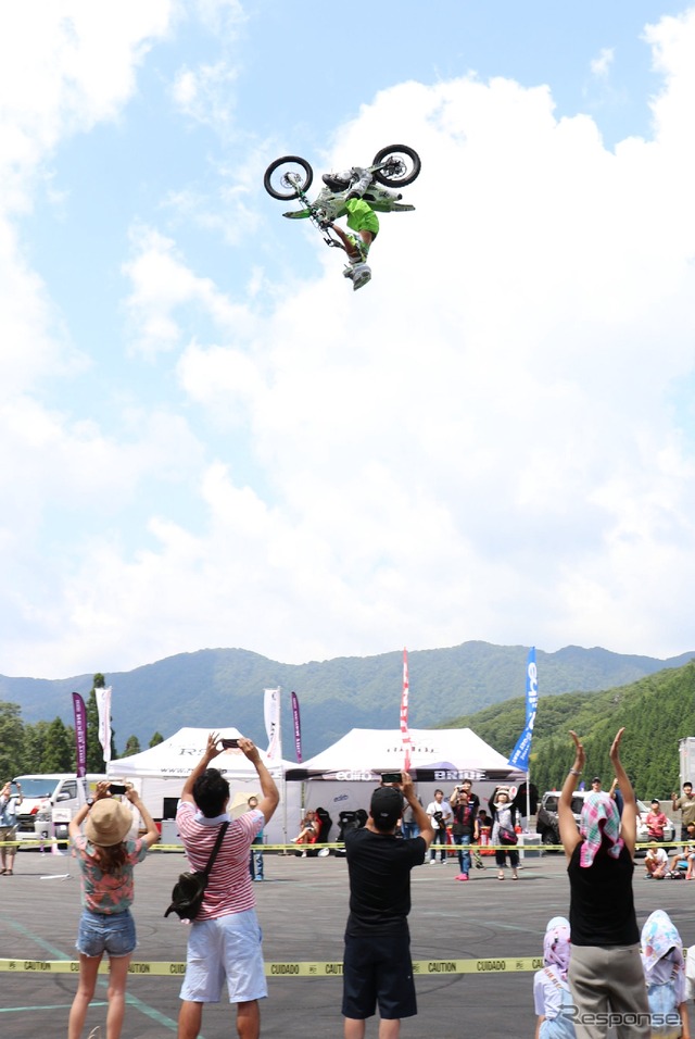 FMX(フリースタイルモトクロス)バイクパフォーマンス