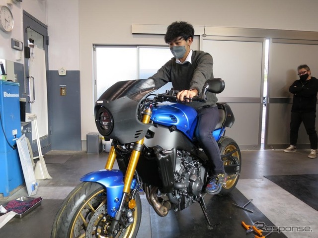 開発の過程では、企画や設計、デザイナーなどが、実車を囲んで「ワイガヤ」で作り込んだ。