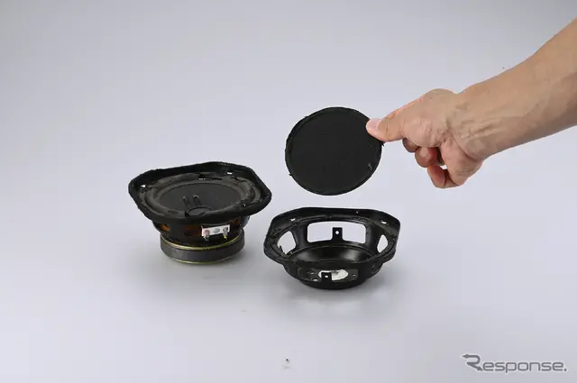 360モデナに付いていたウーファー(左)とドローンコーン(右)。どちらもウレタン製エッジが崩れ落ちているのがわかる