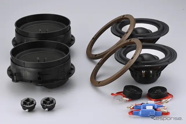 88ピスタから外した純正ユニット(左半分)と、これから取り付けるBEWITH製スピーカー「Reference Duo165S」(右半分)
