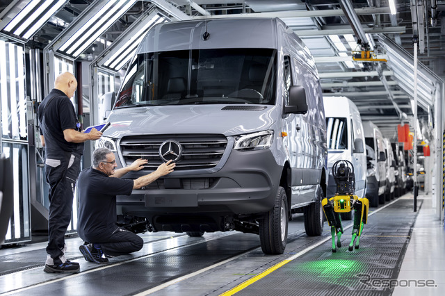 メルセデスベンツが独デュッセルドルフ工場にロボット犬「アリス」導入