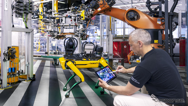メルセデスベンツが独デュッセルドルフ工場にロボット犬「アリス」導入