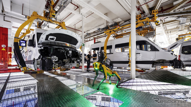 メルセデスベンツが独デュッセルドルフ工場にロボット犬「アリス」導入