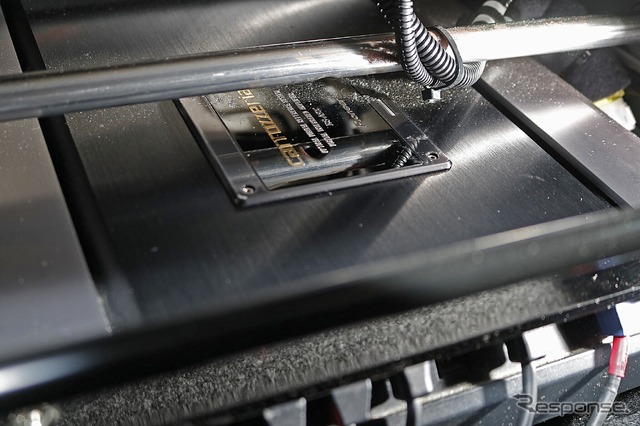 シート下(運転席/助手席)をフルに使ってカロッツェリアXのデジタルインテグレーテッドアンプとデジタルアンプを収めた。