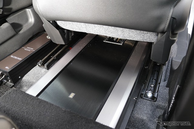 運転席下に収められているのはデジタルインテグレーテッドアンプのRS-A9X。後端部分にパネルを設けて車内に融合させている。