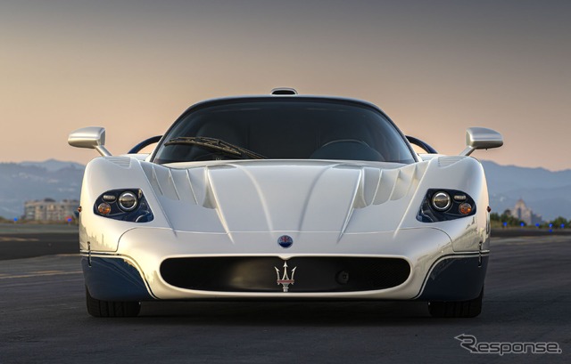 マセラティ『MC12ストラダーレ』