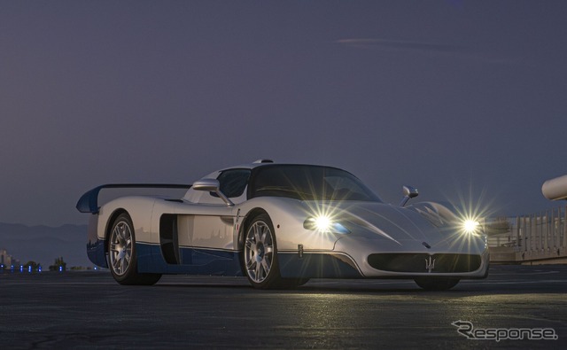 マセラティ『MC12ストラダーレ』