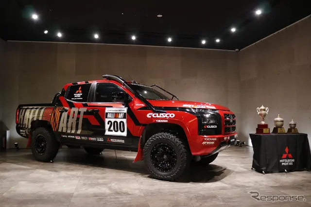チーム三菱ラリーアート トライトンのレプリカが三菱自動車本社ショールームに展示されている